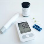 Powikłania przy cukrzycy i jak im zpobiegać a digital thermometer sitting next to a pill bottle